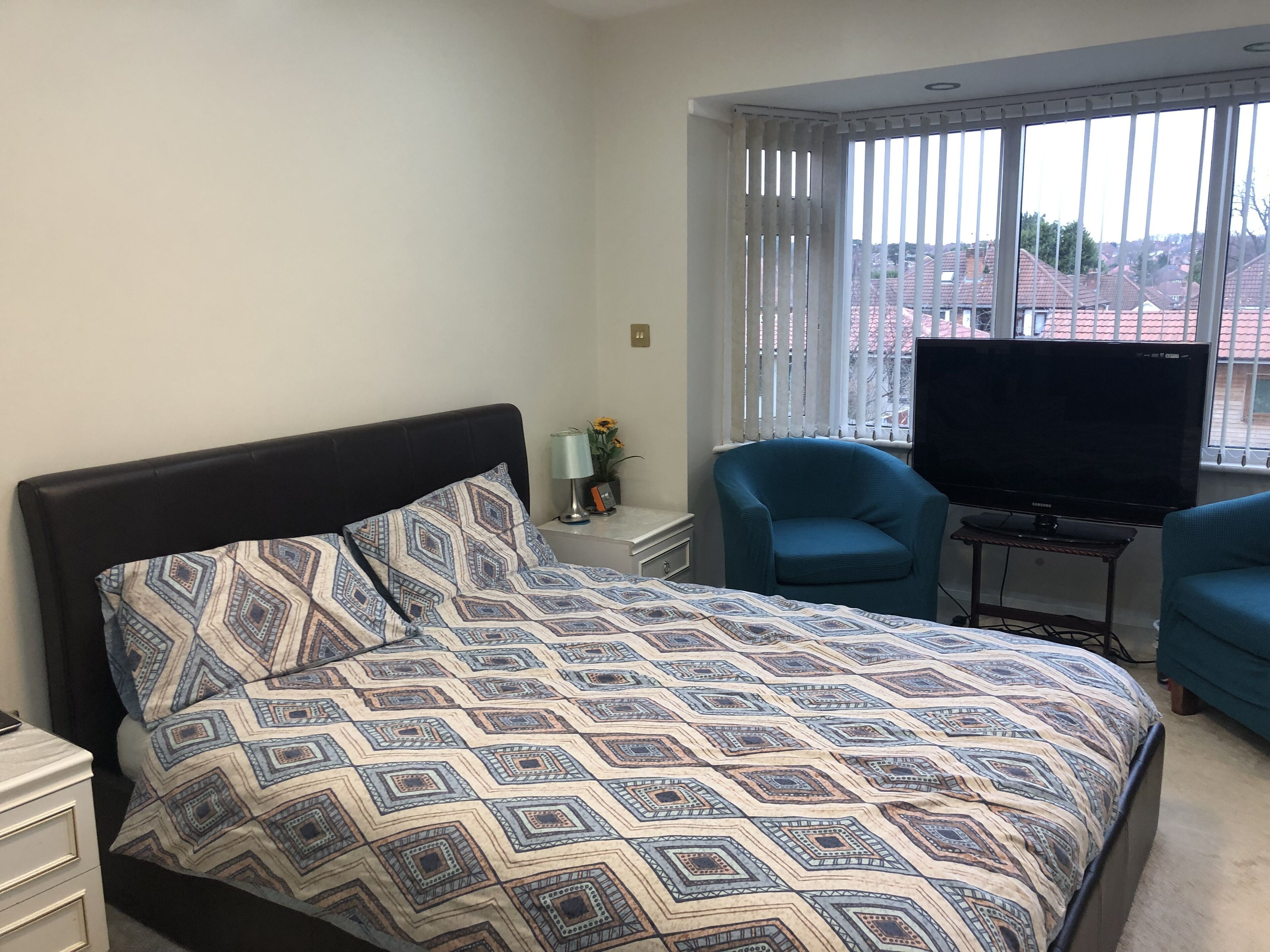 Chambre Prestige, 1 très grand lit | Décor unique, ameublement unique, fer et planche à repasser