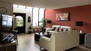 Lobby lounge - Collection O Frida Suites & Lounge (Querétaro)