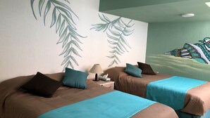 Standard Quadruple Room | WiFi (free), individually decorated, bed sheets - Collection O Frida Suites & Lounge (Querétaro)