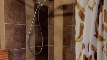 Ensemble douche/baignoire, sèche-cheveux, serviettes fournies, savon