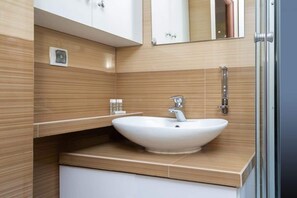 シャワー、ヘアドライヤー、タオル