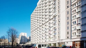 A multi-story residential building with a parking lot in front. - Bright Apartment in the Center | Balcony and 270 m to the Metro (Warszawa)