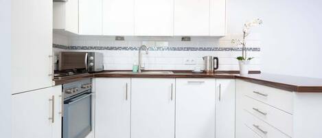 Jääkaappi, mikroaaltouuni, uuni, liesi