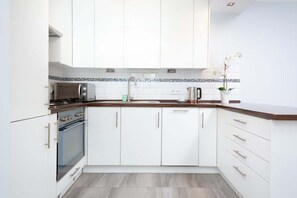 Fridge, microwave, oven, stovetop - Pereca 2 | Modern Grey Apartment | Warsaw Center (Warszawa)