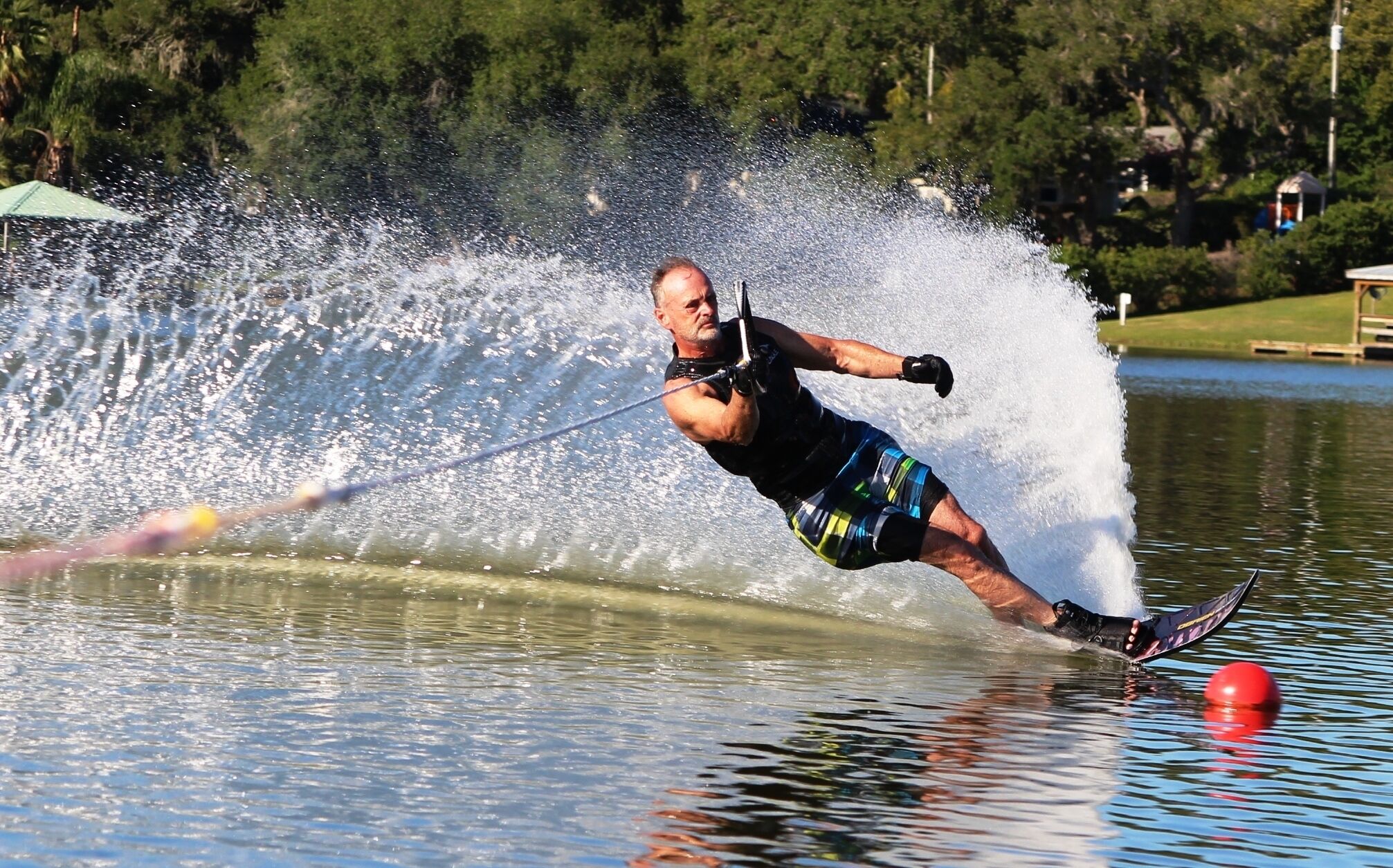 Eine Person treibt auf dem See Wasserski.