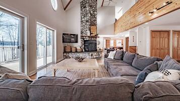 Una televisión, una chimenea