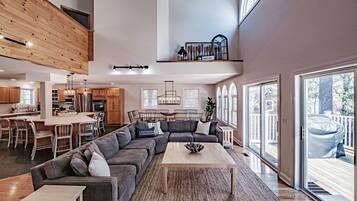 Una televisión, una chimenea