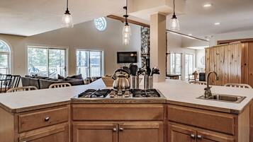 Kylskåp, mikrovågsugn, ugn och spishäll