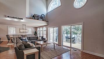 Una televisión, una chimenea