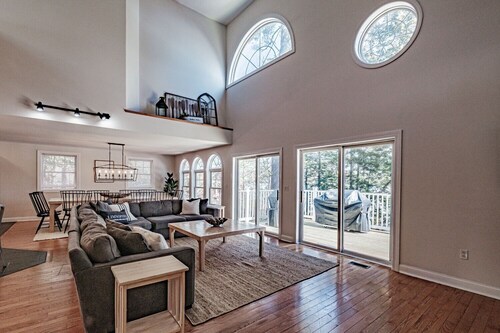 Rantahotelli Hirven lampi / Shawnee Peak Retreat - nukkuu 30 vierasta!