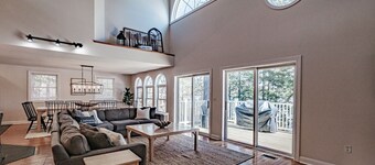 THE LIGHTSHIP ON MOOSE POND & PLEASANT MOUNTAIN - Sleeps 30!