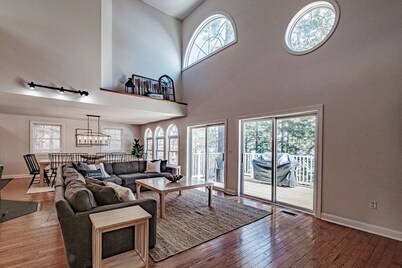 THE LIGHTSHIP ON MOOSE POND & PLEASANT MOUNTAIN - Sleeps 30!