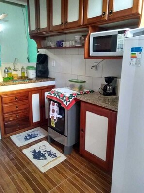 Mikrowelle, Ofen, Herdplatte, Wasserkocher mit Kaffee-/Teezubehör