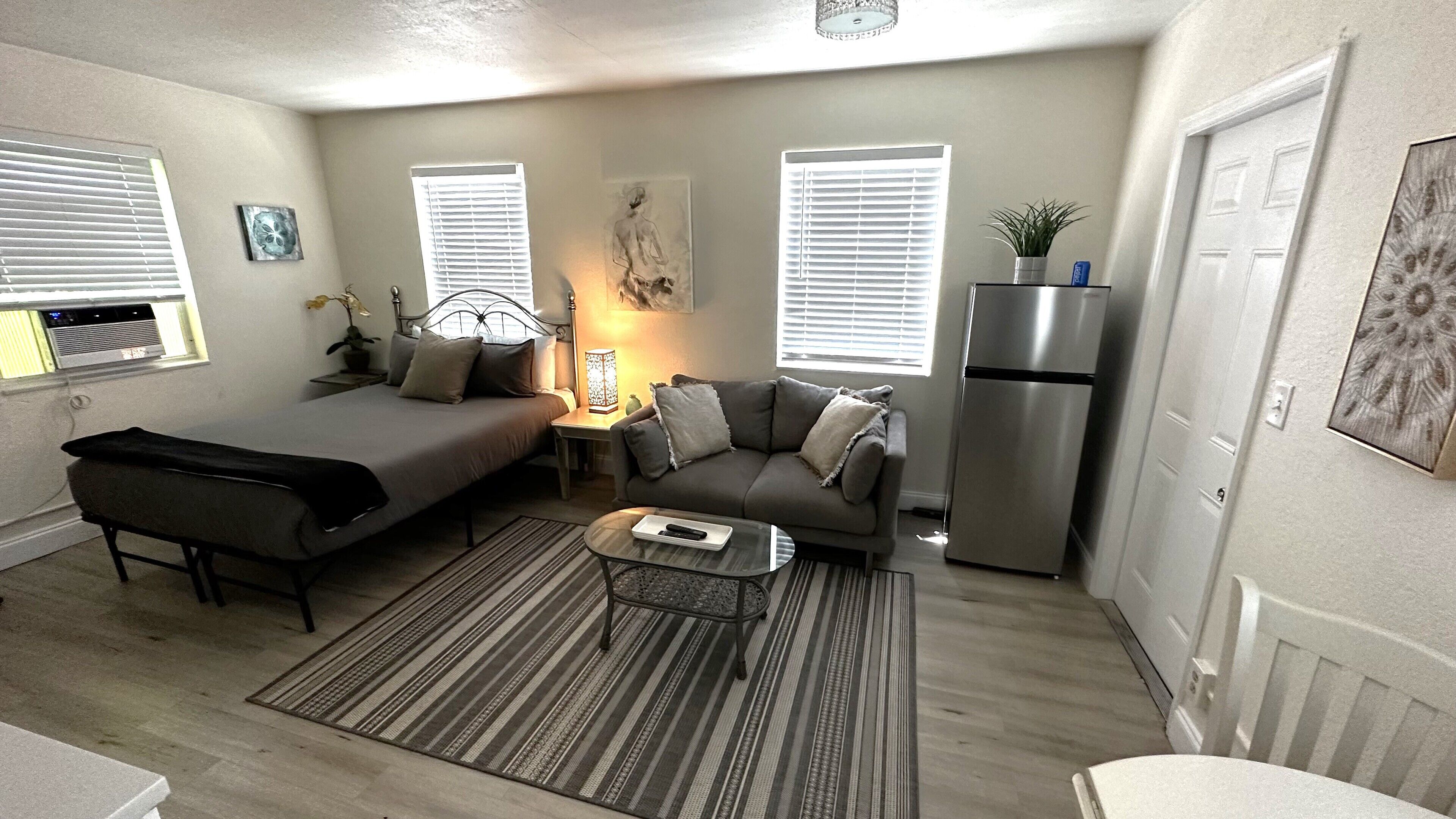 Cute & modern studio apartment in prime location in downtown Lake Worth Beach!