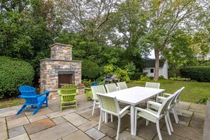 Outdoor dining - Beautiful antique home in downtown Edgartown. (Edgartown)