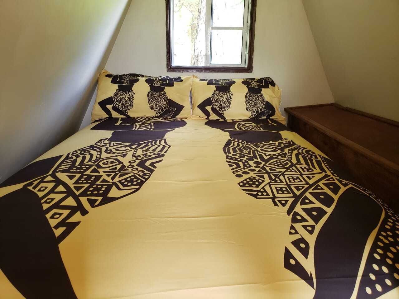 Bureau, fer et planche à repasser, draps fournis