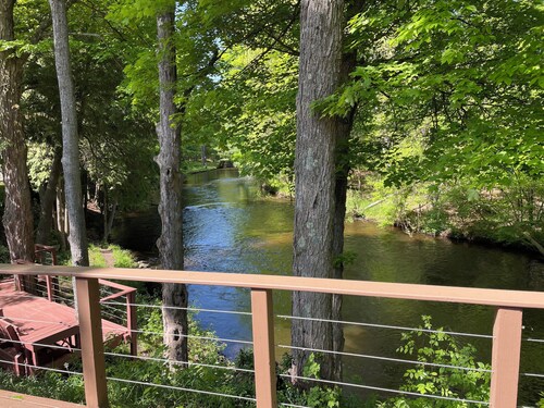Beautiful Cabin with Gorgeous Riverbend View. Great for relaxation and fishing!