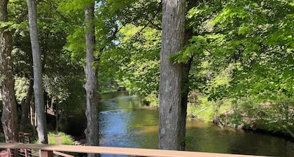 Beautiful Cabin with Gorgeous Riverbend View. Great for relaxation and fishing!