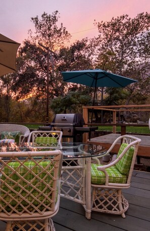 Outdoor dining - Beach to park in 9 min.  Most Convenient location to village amenities.    (Three Rivers)
