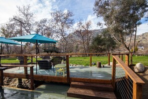 Outdoor dining - Beach to park in 9 min.  Most Convenient location to village amenities.    (Three Rivers)