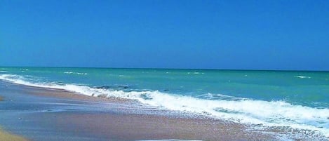Una spiaggia nelle vicinanze, lettini da mare, teli da spiaggia