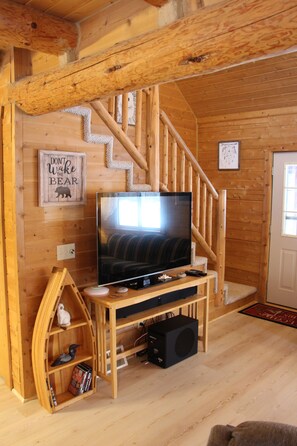 Smart TV, fireplace, video games, DVD player - Log Cabin home on the Sturgeon River in Indian River (Indian River)