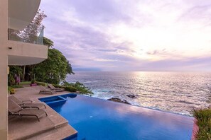 حمّام سباحة خ�ارجي، حمّام سباحة لا متناهي