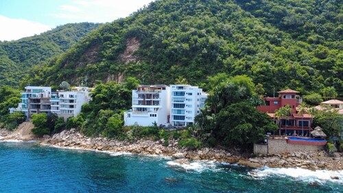 Exclusive Penthouse Oceanfront, small Condominium complex