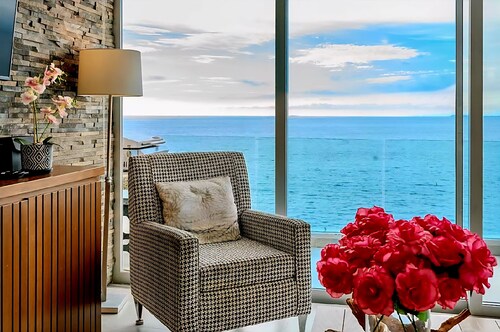 Exclusive Penthouse Oceanfront, small Condominium complex