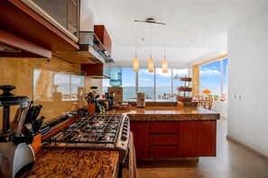 ثلاجة، ميكروويف، فرن، موقد طهي مسطح