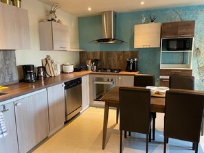 Een koelkast, een magnetron, een oven, een kookplaat