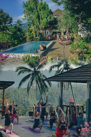 Una piscina al aire libre. IPSA Villa