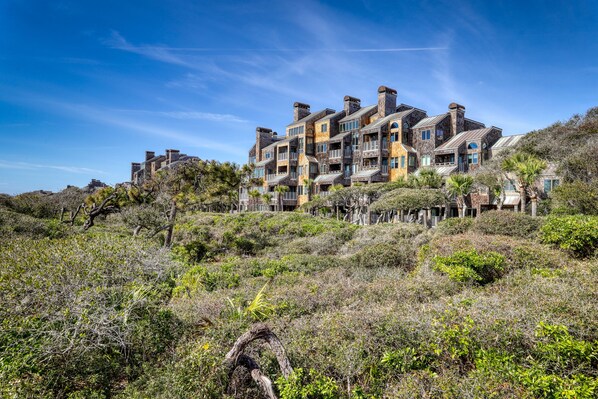 Situated on a hillside, this hotel offers panoramic views from its multiple balconies amidst lush vegetation.