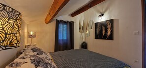 1 quarto, ferros/tábuas de passar roupa, berço de viagem