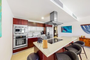 Réfrigérateur, micro-ondes, plaque de cuisson, cafetiÚre/bouilloire