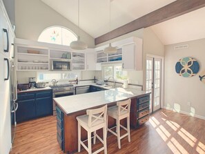 Jääkaappi, mikroaaltouuni, uuni, liesi