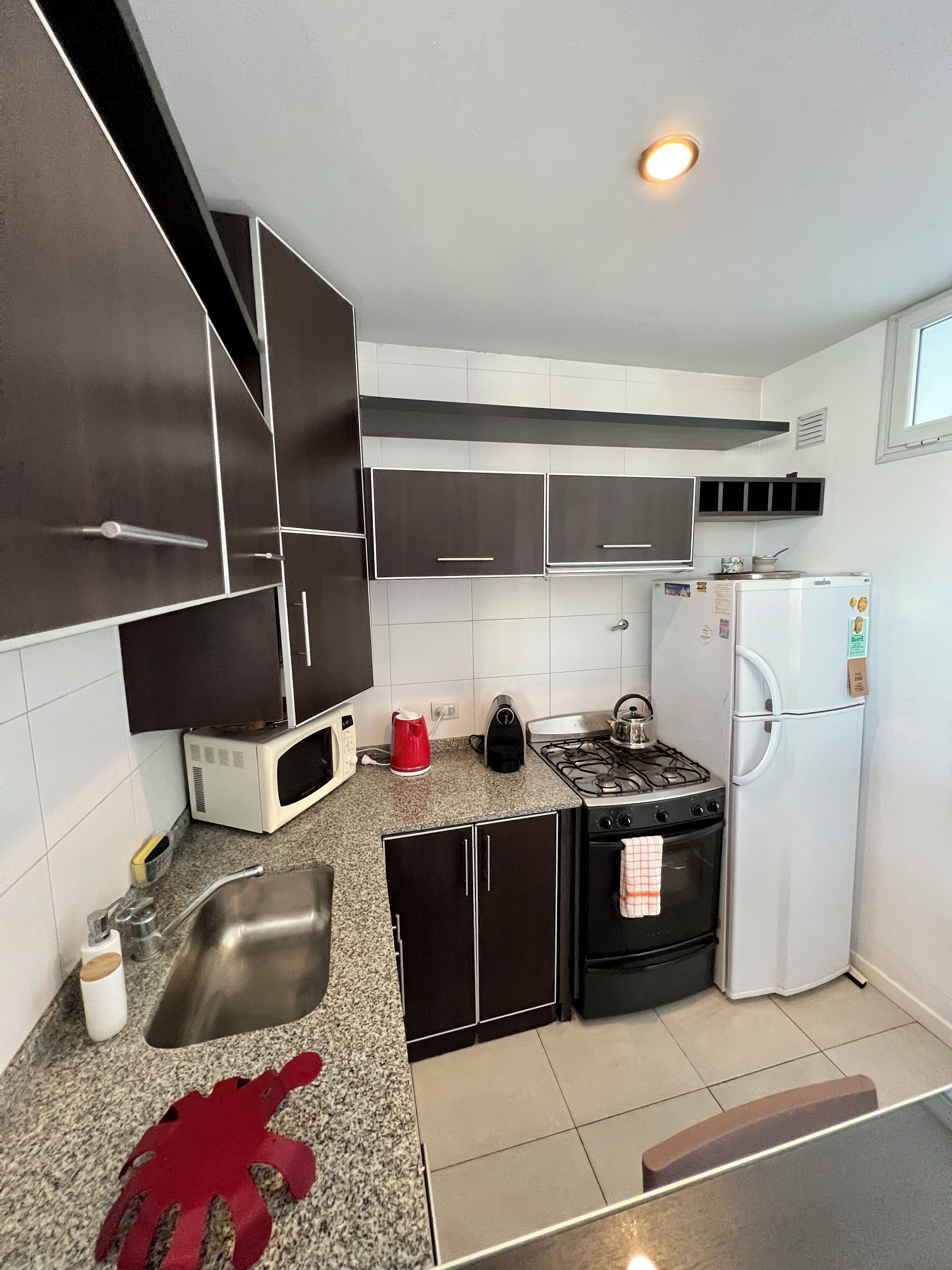 Refrigerador, microondas, horno, placa de cocina