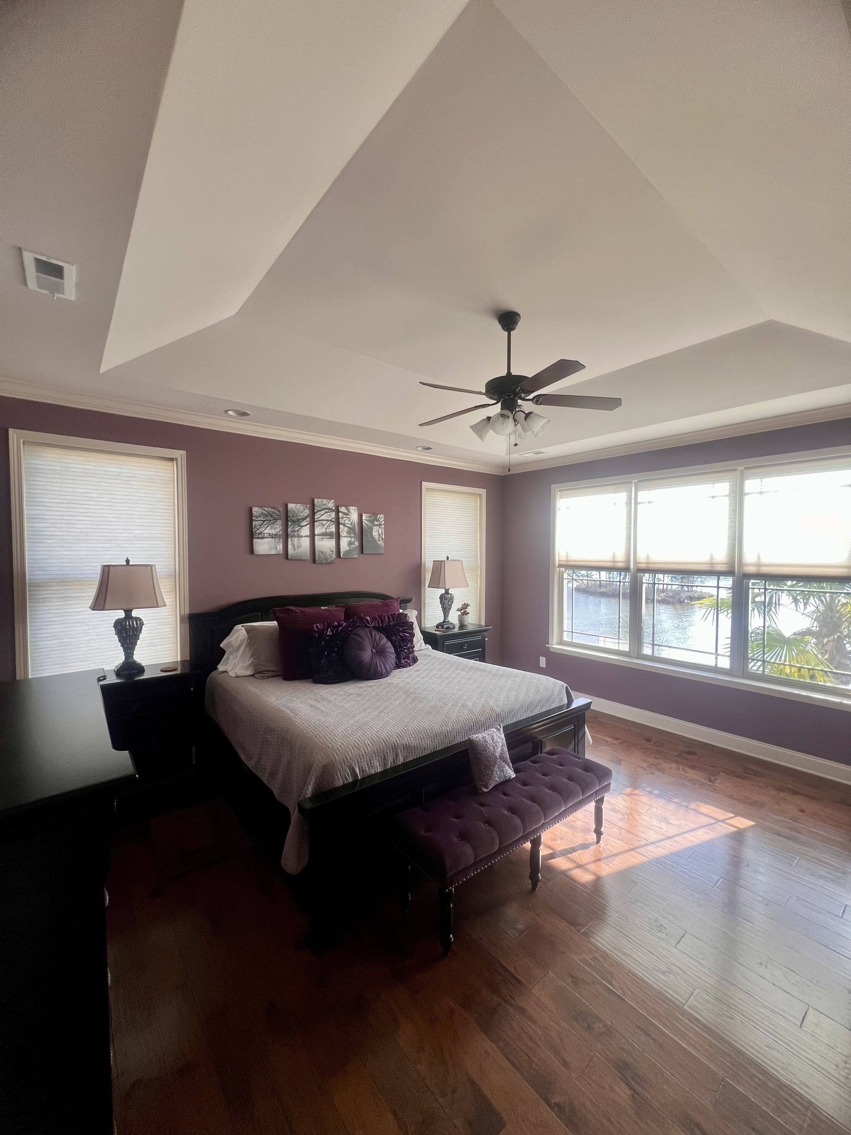 3 habitaciones, tabla de planchar con plancha y cuna de viaje 