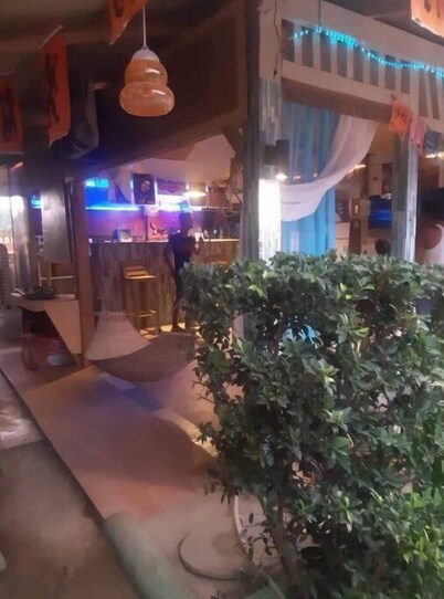 Ferrer's Villa cerca de playas, parques, bancos, mercados y parques.