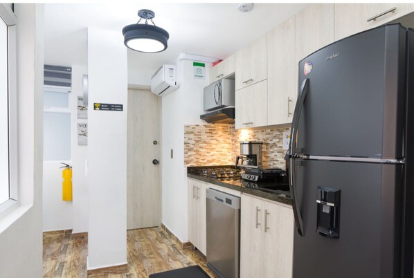 Réfrigérateur, micro-ondes, plaque de cuisson, lave-vaisselle