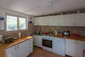 Kjøleskap, ovn, kokeplater og oppvaskmaskin