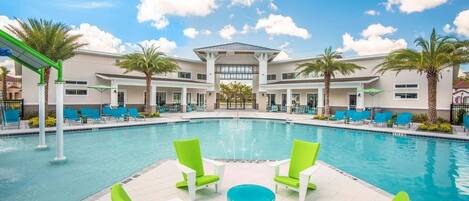 Una piscina al aire libre, una piscina climatizada