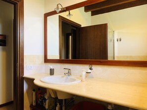 Sèche-cheveux, bidet, serviettes fournies, savon