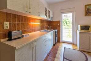 ثلاجة، ميكروويف، فرن، موقد طهي مسطح