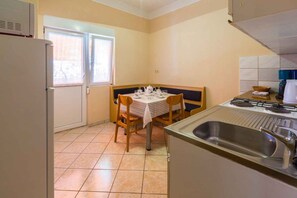 Kühlschrank, Ofen, Herdplatte, Wasserkocher mit Kaffee-/Teezubehör