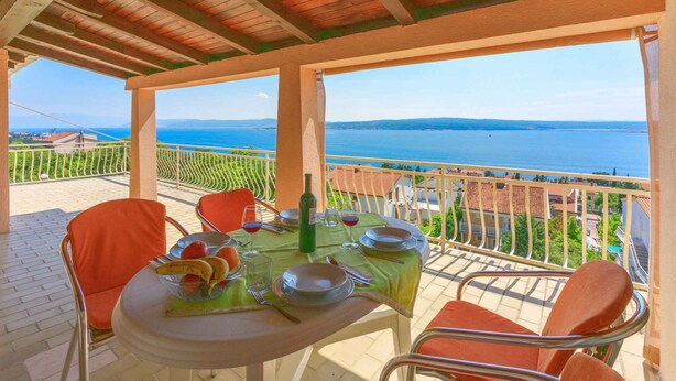 Mesa para dos con vista al mar.