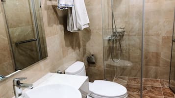 Serviettes fournies, shampoing, papier toilette