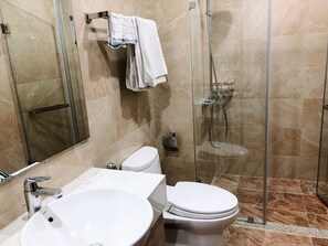 毛巾、洗发水、卫生纸