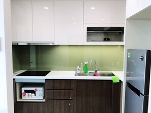 冰箱、微波炉、电热水壶、厨具/餐具