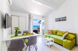 TV - Holiday apartment with swimming pool, fitness room and billiards (Crikvenica)